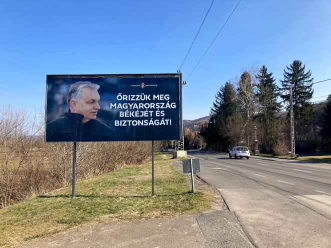 La campagne d’affichage de Viktor Orbán a coûté trois fois plus que les réglementations légales. © Photo Corentin Léotard pour Mediapart