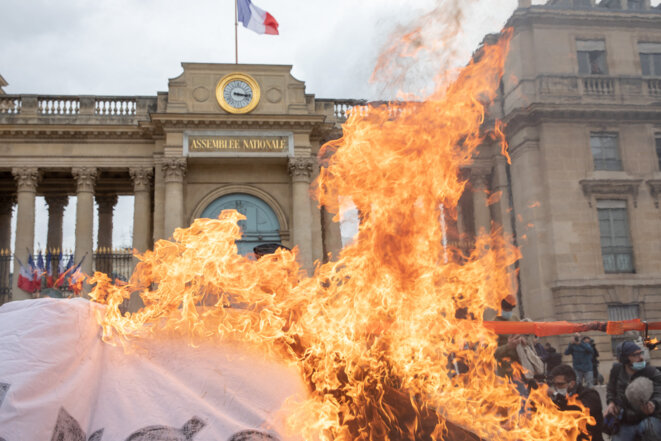 Action d'Extonction/Rebellion pendant le vote de la loi climat, le 4 mai 2021 (Edouard Mongrais/Hans Lucas via AFP).