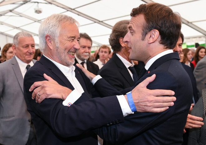 François Rebsamen et Emmanuel Macron, à l'occasion du bicentenaire du peintre Gustave Courbet en juin 2019. © SEBASTIEN BOZON / AFP