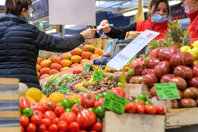 Une transaction dans un supermarché de Nancy en novembre 2021. © Nicolas Guyonnet / Hans Lucas / Hans Lucas via AFP