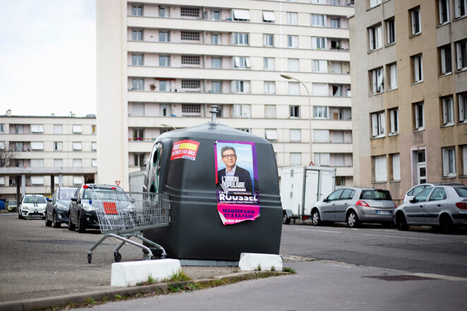 Une affiche électorale de Jean-Luc Mélenchon dans un quartier de Lyon en mars 2022. © Photo Norbert Grisay / Hans Lucas via AFP