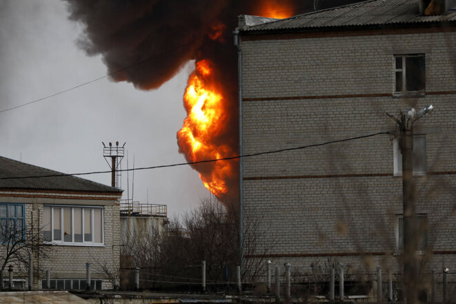 La Russie accuse les Ukrainiens d’être responsables du tir ayant causé des dégâts à la raffinerie de pétrole de Belgorod, le 1er avril 2022. © Photo Stringer / Anadolu via AFP