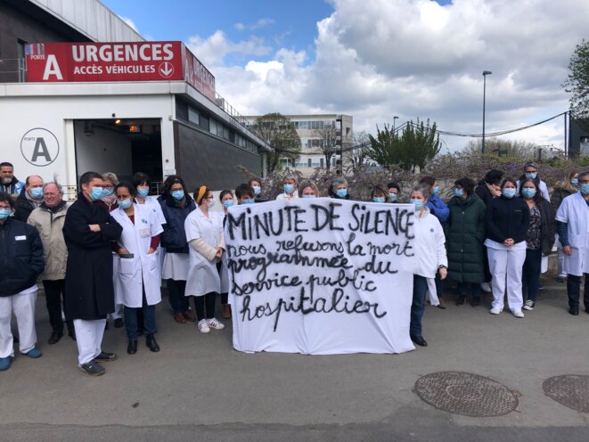 Minute de silence au CHU de Rennes, le 1er avril. © Caroline Coq-Chodorge / Mediapart