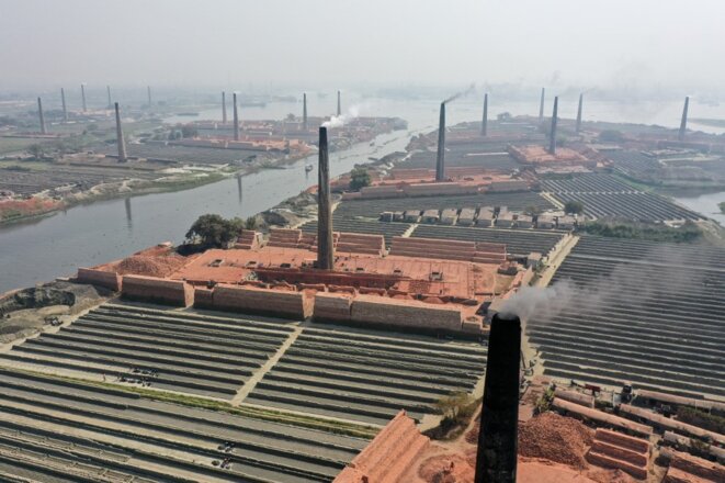Vue aérienne de briqueteries industrielles fonctionnant au charbon, à Dhaka, au Bangladesh, le 13 mars 2022. © Photo : Zakir Hossain Chowdhury / Anadolu Agency  / Anadolu Agency via AFP