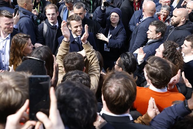 Emmanuel Macron  meets members of the public at Fouras on France's Atlantic coast March 31st 2022. © Ludovic Marin / AFP