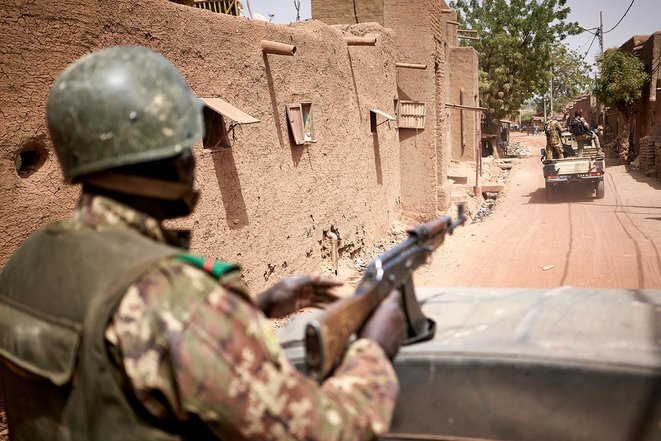 Malian troops on patrol in the centre of the West African country, February 2020. © Photo Michele Cattani / AFP