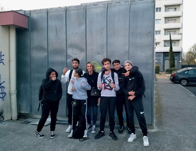 Leïla entouré de certains des jeunes participants à la séance d’accompagnement scolaire et ouverture culturelle, à Toulouse. © Photo Emmanuel Riondé pour Mediapart
