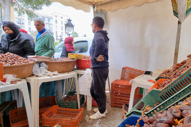 Point de vente direct du producteur au consommateur mis en place à Tunis, en avril 2022. © Photo Lilia Blaise pour Mediapart