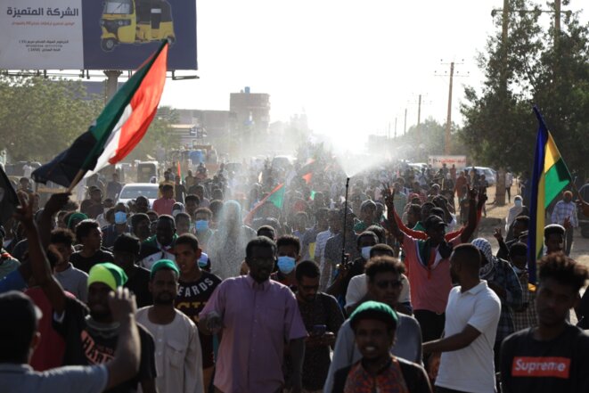 Les manifestant-e-s s'aspergent d'eau pour supporter la chaleur, Khartoum, 06/04/2022