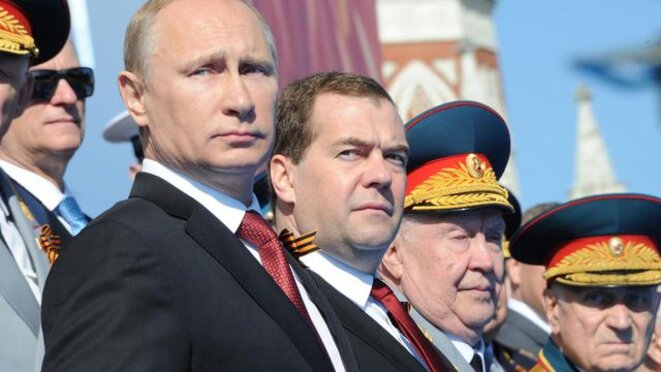 Poutine et Medvedev, lors du défilé militaire du 9 mai 2014, deux mois après l'annexion de la Crimée. © Mikhail Klimentyev/AFP