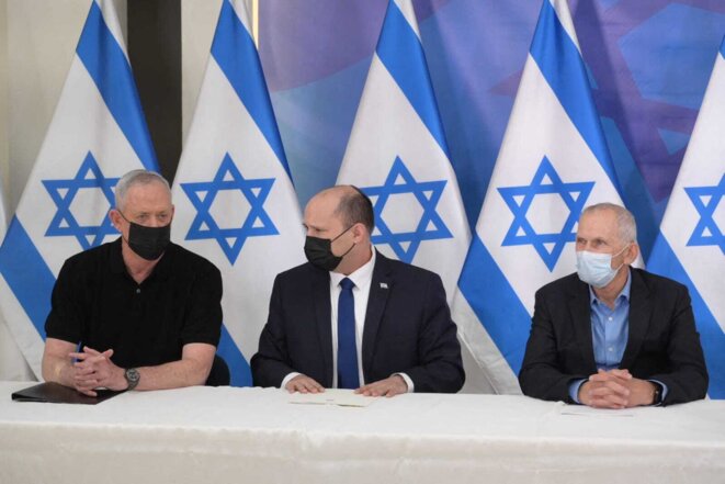 Le ministre de la défense Benny Gantz à gauche, le premier ministre Naftali Bennett au centre, et le ministre de la sécurité publique Omer Barlev au ministère de la défense à Tel-Aviv, le 8 avril 2022. © GPO / ANADOLU AGENCY / via AFP