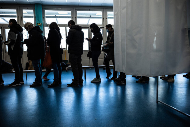 Dans un bureau de vote du 10ème arrondissement de Paris, le 10 avril 2022. © Photo Sébastien Calvet / Mediapart