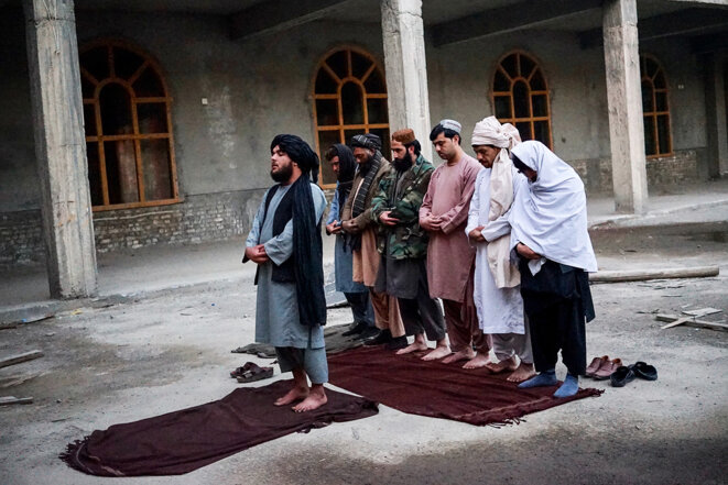 Abdul, un jeune responsable taliban en veste militaire sur tenue traditionnelle, prie avec ses amis dans une mosquée de Kandahar, en janvier 2022. © Photo Rachida El Azzouzi / Mediapart