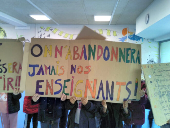 Protestation à l’école élémentaire Pasteur à Saint-Denis contre la mutation des enseignants. © Photo Twitter Sud Education 93
