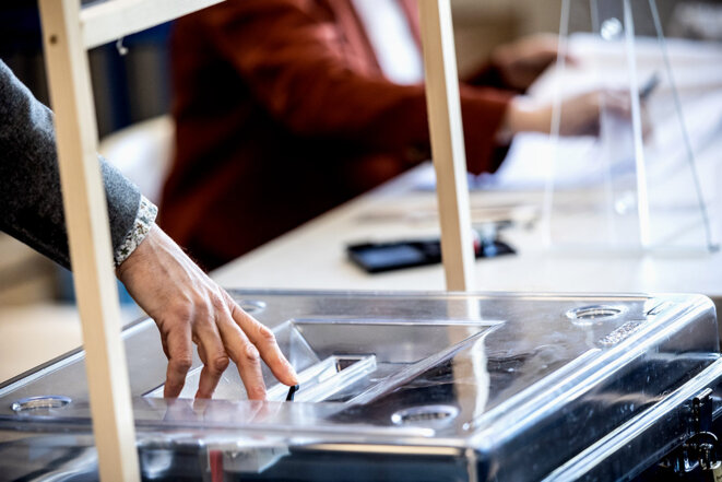 Dans un bureau de vote du Xe arrondissement de Paris, le 10 avril 2022. © Photo Sébastien Calvet / Mediapart