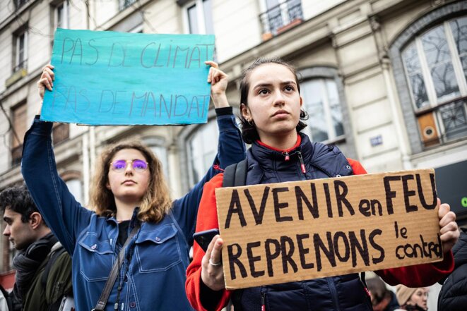 Lors de la marche pour le climat « Look up », à Paris, le 12 mars 2022. © Photo Sébastien Calvet / Mediapart