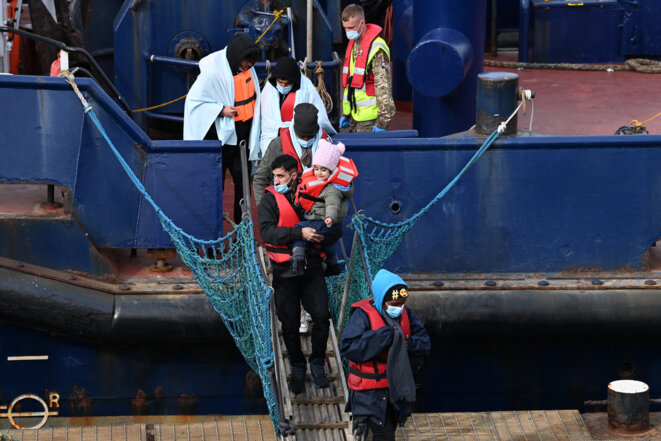 Des exilés débarquant au port de Dover, en Angleterre, après avoir traversé la Manche le 14 avril 2022. © Glyn Kirk / AFP