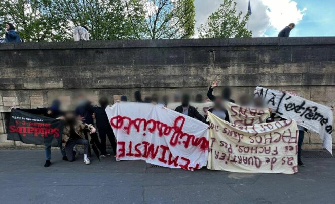 Photo de revendication du « déblocage » de Sciences Po Paris avec des banderoles volées, diffusée via la messagerie Telegram. © Capture d’écran Telegram.