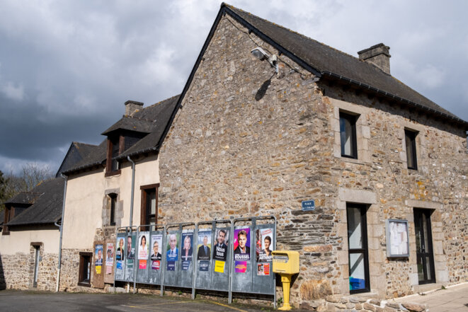 Affiches électorales à Médréac, en Ille-et-Vilaine. © Photo Martin Bertrand / Hans Lucas via AFP