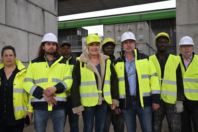 Marine Le Pen pose avec des ouvriers dans une usine de béton recyclé à Gennevilliers le 15 avril 2022. © Photo Emmanuel DUNAND/AFP