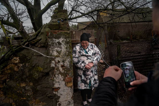 Tatiana Tarasiouk, en larmes, devant le bunker où son mari a été tué par les soldats russes le 11 mars 2022. © Photo Anthony Fouchard pour Mediapart