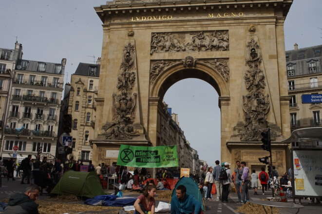 A Paris, occupation autour de la  porte Saint-Denis, le 18 avril 2022. © Photo Amélie Poinssot / Mediapart
