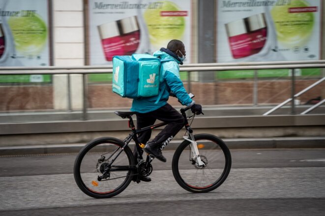 Un livreur Deliveroo, à Lyon en février 2022. © Photo Nicolas Liponne / Hans Lucas via AFP