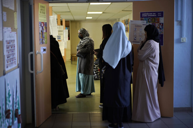 Dans un bureau de vote du quartier Malpasse au nord de Marseille, lors du premier tour de l’élection présidentielle, le 10 avril 2022. © Photo Daniel Cole / AP / Sipa