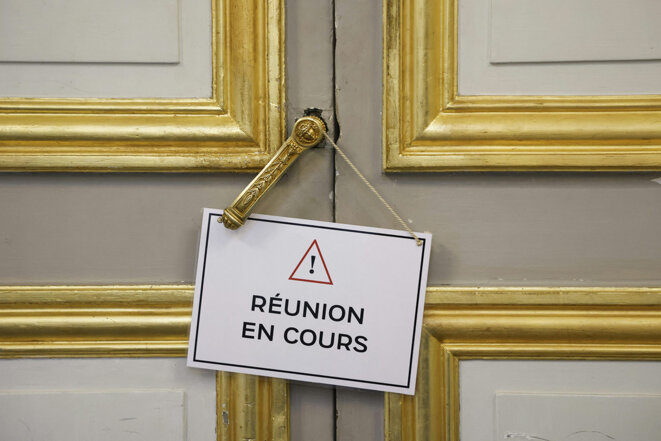 Paris, le 9 juin 2021. Sur la porte de la réunion hebdomadaire du cabinet du président de la République dans la salle des fêtes du palais de l'Elysée. © Photo Ludovic Marin / Pool / AFP