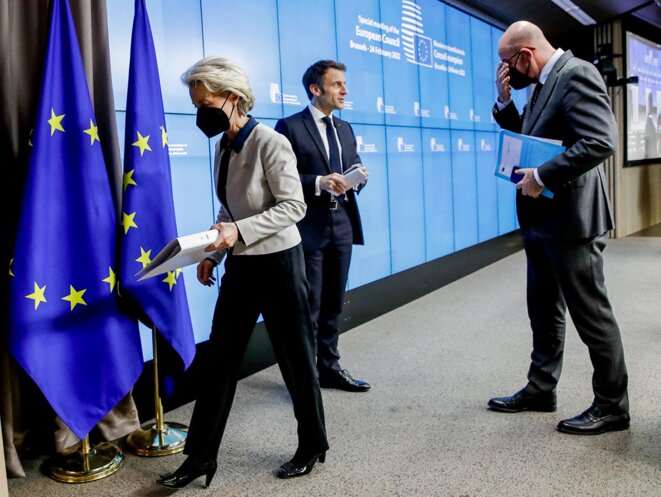 Ursula von der Leyen, Emmanuel Macron et Charles Michel à Bruxelles, le 25 février 2022. © Photo Olivier Hoslet / Pool / AFP