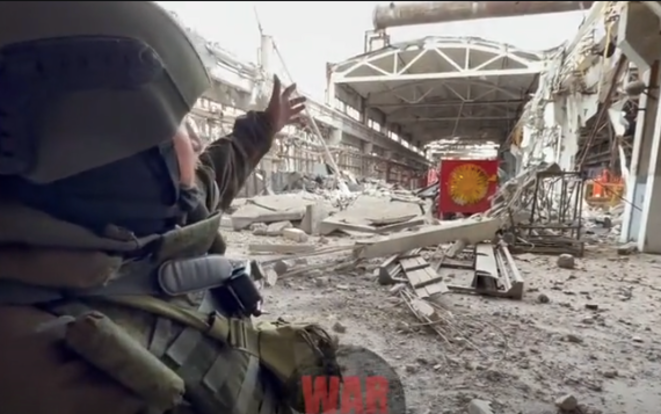 Dans les ruines de l'usine Azovstal. © Capture d'écran de la vidéo War Gonzo