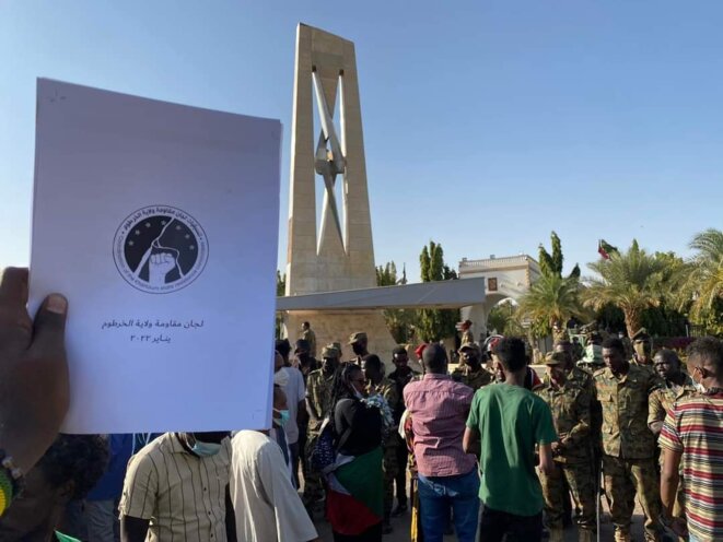 Les comités de résistance de Khartoum présentent leur proposition de charte au palais présidentiel lors de la manifestation du 27/02/22