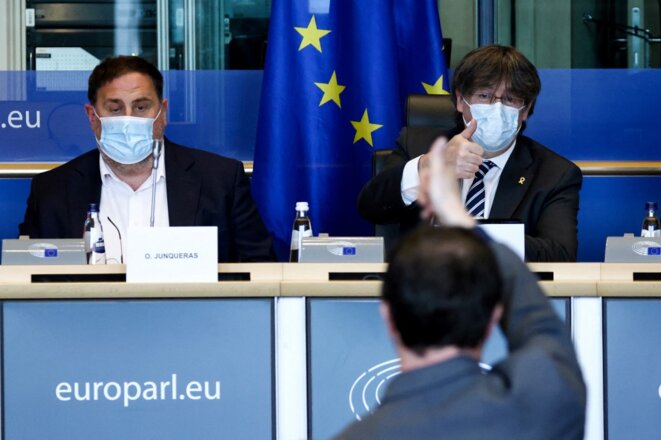 Oriol Junqueras (à gauche) et Carles Puigdemont, le 19 avril 2022 au Parlement européen, à Bruxelles. © Kenzo Tribouillard / AFP