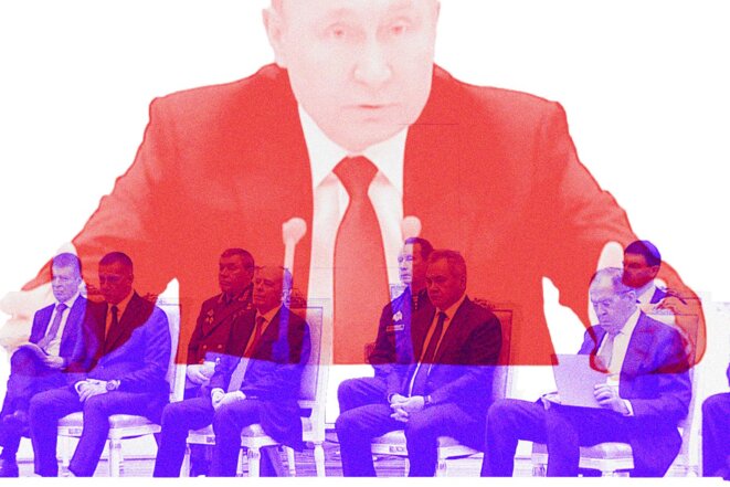 Vladimir Poutine et ses hommes lors du conseil de sécurité nationale du 21 février 2022. © Photo illustration de Sébastien Calvet / Mediapart