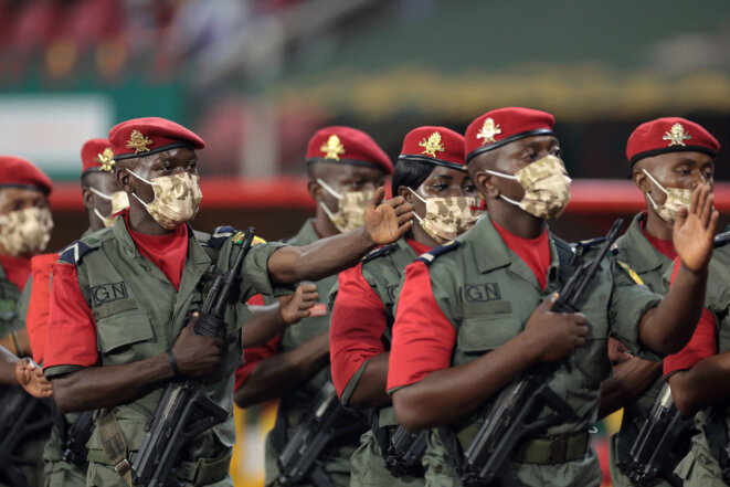 Des soldats camerounais défilent à Yaoundé (Cameroun), le 6 février 2022. © Kenzo TRIBOUILLARD / AFP