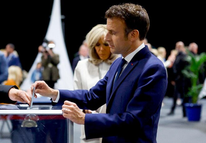 Vote d’Emmanuel Macron pour le second tour de l'élection présidentielle au Touquet, le 24 avril 2022. © Photo Gonzalo Fuentes / Pool / AFP
