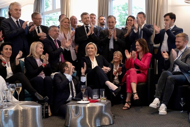 Marine Le Pen entourée de ses partisans à l'annonce des résultats du second tour de l'élection présidentielle française, à Paris, le 24 avril 2022. © Photo Joël Saget / AFP