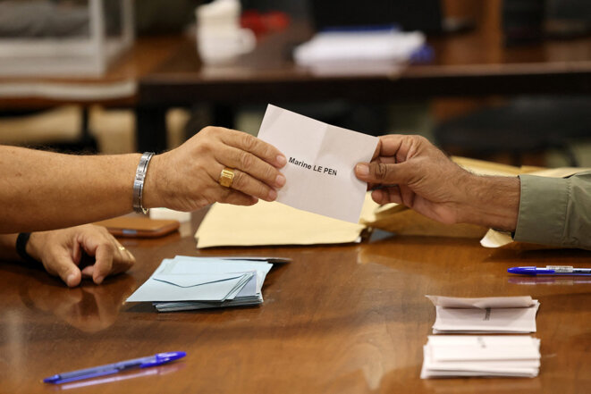 Dépouillement des bulletins de vote pour le second tour de l'élection présidentielle dans un bureau de vote sur l'île de la Réunion, le 24 avril 2022. © Photo Richard Bouhet / AFP