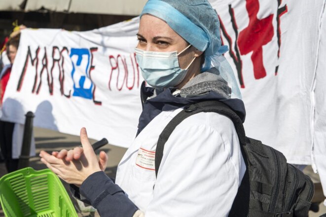 Le 19 mars 2022, le personnel hospitalier manifeste à Strasbourg. © Martin Lelievre / Hans Lucas via AFP