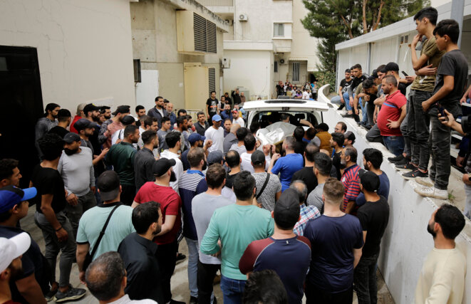 Des proches de victimes du naufrage à l'entrée de la morgue de l'hôpital de Tripoli, au Liban, le 24 avril. © Ibrahim Chalhoub / AFP