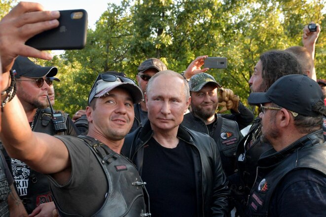 Vladimir Poutine pose pour une photo avec des membres du club de motards "Night Wolves" à Sébastopol, en Crimée, le 10 août 2019. © Photo Alexei Druzhinin / Sputnik / AFP