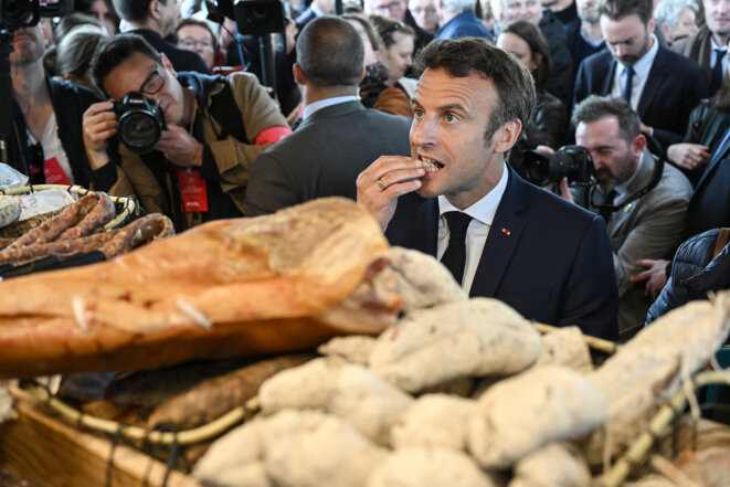 Emmanuel Macron sur le marché de Barbazan-Debat, le 29 avril 2022. © Photo Caroline Blumberg / Pool / AFP