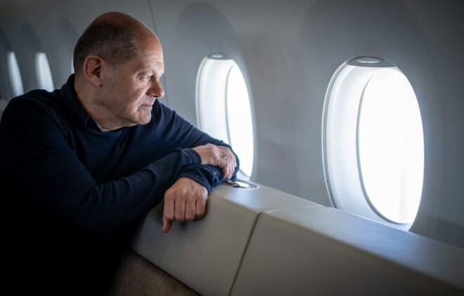 Le chancelier Olaf Scholz dans l’avion du retour de Tokyo, vendredi 29 avril 2022. © Kay Nietfeld / dpa Picture-Alliance via AFP