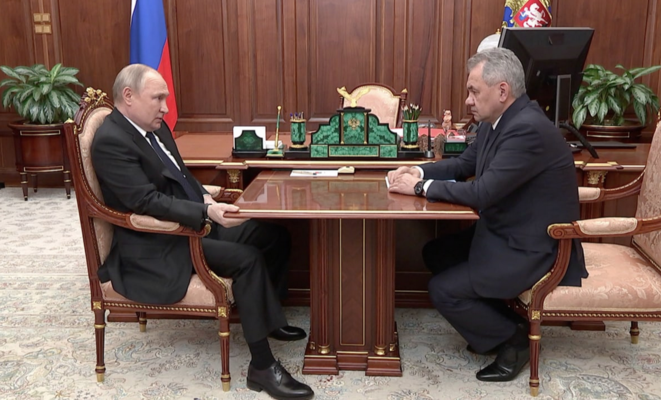 Vladimir Poutine et son ministre de la défense, Sergueï Choïgou, le 21 avril au Kremlin.