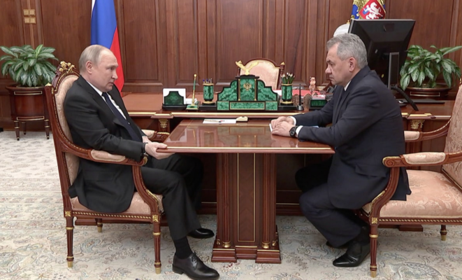 Vladimir Poutine et son ministre de la défense, Sergueï Choïgou, le 21 avril au Kremlin. Vladimir Poutine et son ministre de la défense, Sergueï Choïgou, le 21 avril au Kremlin.