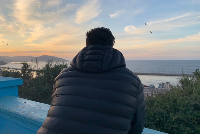 Samer, a 26-year-old Syrian, gazes out over the Mediterranean Sea at Oran in Algeria. © Nejma Brahim / Mediapart