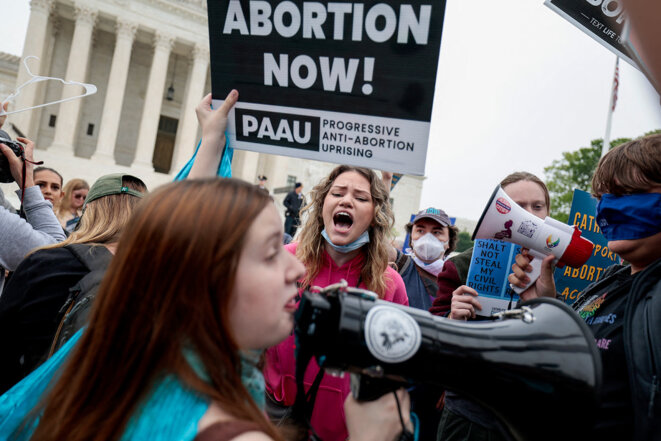 Washington, le 2 mai 2022. Des militantes manifestent alors que la Cour suprême envisage de supprimer le droit à l'avortement aux États-Unis. © Photo Stefani Reynolds / AFP