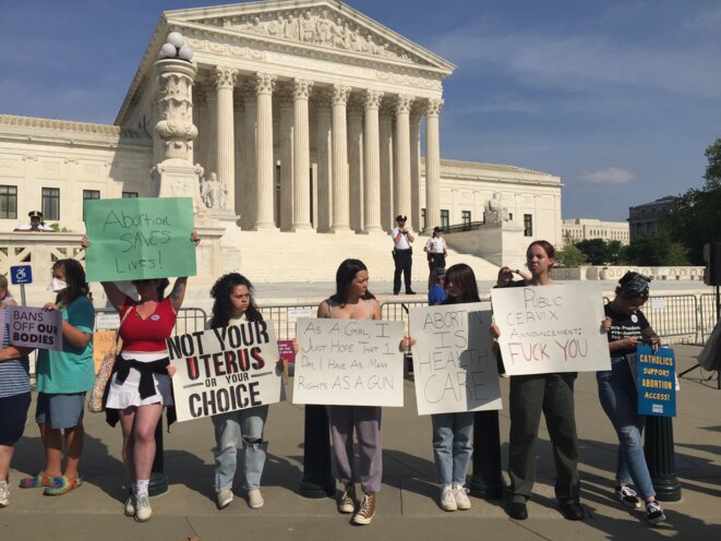 Manifestation devant la Cour suprême à Washington (États-Unis), mardi 3 mai 2022, en défense du droit à l'avortement. © Photo Alexis Buisson