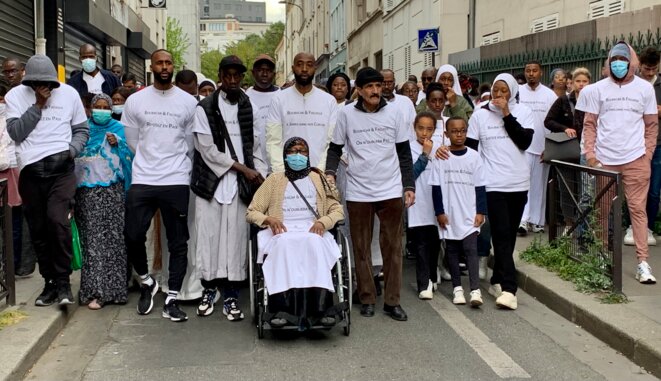 La famille de Boubacar et Fadjigui, lors de la marche blanche organisée en leur hommage, le 4 avril à Paris. © Pascale Pascariello