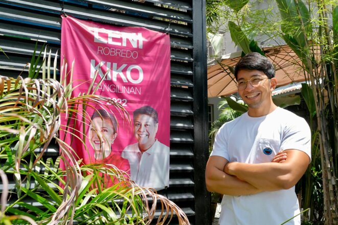 Makati, métropole de Manille, le 4 mai 2022. Manu a été le premier à installer une affiche électorale sur la devanture de sa maison. © Photo Ismaël Bine pour Mediapart